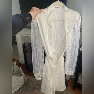Silk bridal robe with pearl details on the sleeves!